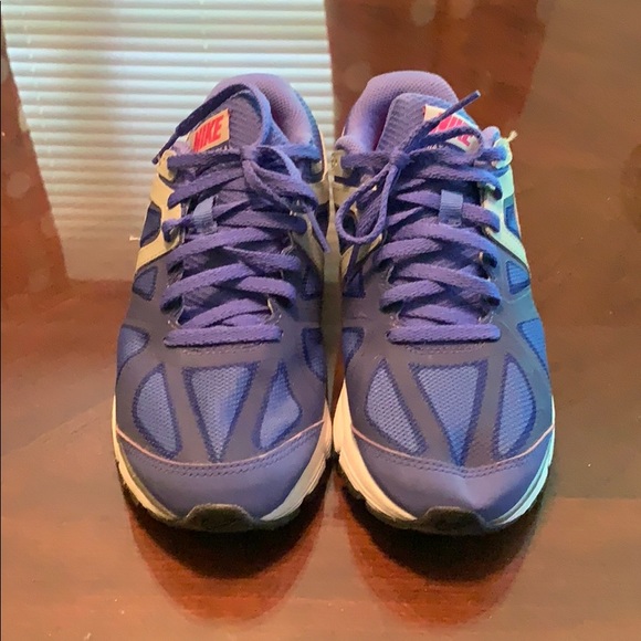 Nike Tennis Shoes - Picture 2 of 4